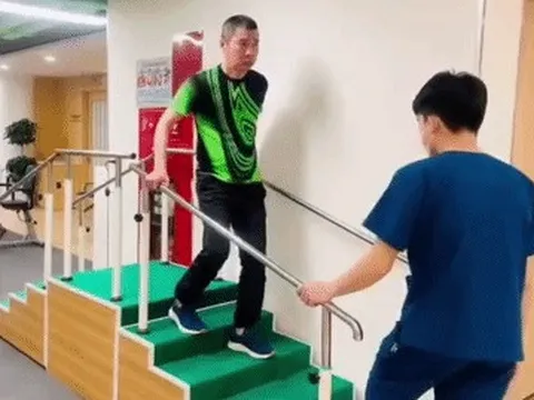 [VIDEO] NSND Công Lý tập đạp xe, leo cầu thang