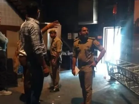 Khung sân khấu sập, người mẫu 24 tuổi tử vong, một người khác bị thương nặng