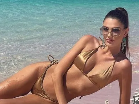 Hoa hậu đẹp nhất thế giới mặc hở bạo suốt nhiệm kỳ