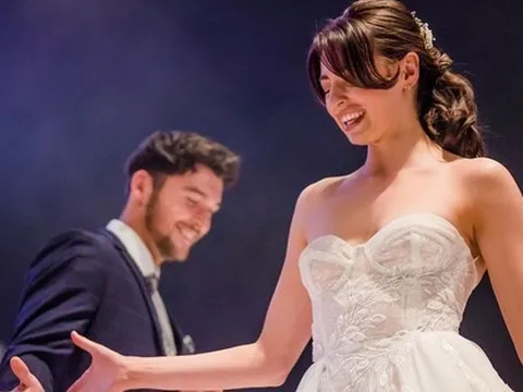 Bố lao lên sân khấu ôm con gái đăng quang hoa hậu gây xúc động