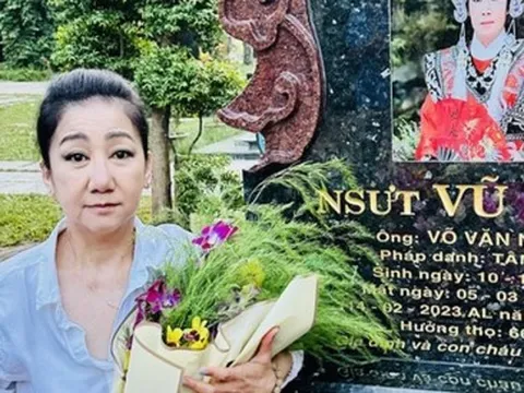 Sao Việt 17/6: Thanh Thanh Tâm từ Mỹ về viếng mộ 'người tình sân khấu' Vũ Linh