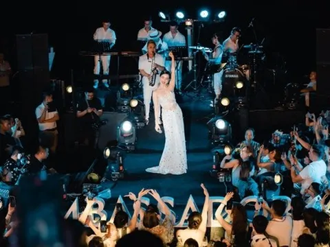 Lệ Quyên hát hết mình trên du thuyền sang trọng giữa biển