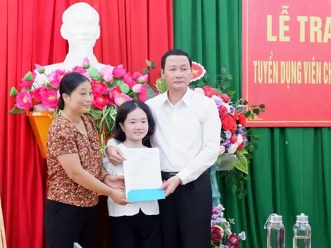 Chủ tịch Thanh Hóa trao quyết định tuyển dụng cô giáo cụt 2 tay