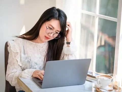 Một hành động đầy rủi ro mà hầu như ai cũng làm: Ai hay ngồi quán cà phê, đi máy bay, khách sạn đều cần cẩn thận!