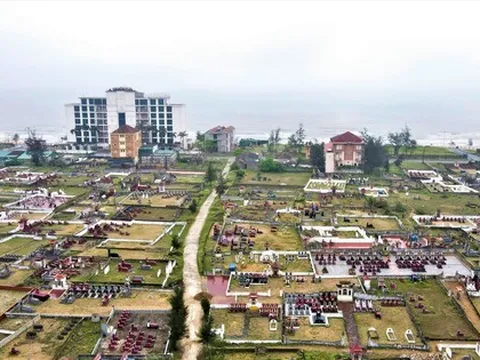 Sớm xây nghĩa trang rộng 20ha để di dời hàng nghìn ngôi mộ án ngữ bãi biển đẹp nhất Hà Tĩnh