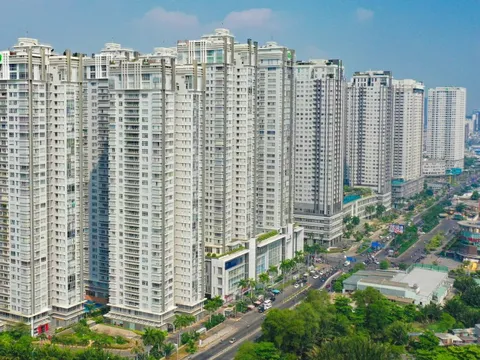 Cận cảnh con đường “cõng” cả trăm toà chung cư cao tầng ở TP.HCM