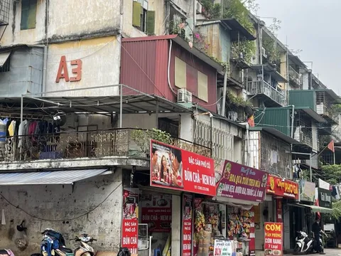 Căn hộ tập thể xập xệ có giá ngang ngửa chung cư hạng sang 120 triệu đồng/m2, tưởng như không ai thèm ngó ngàng nhưng vẫn đắt khách