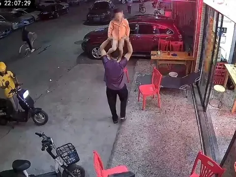 Ông bố bế con trai cho đứng trên vai, vài giây sau đứa trẻ nhập viện khẩn cấp