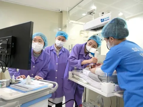 Bảo tồn thị lực bé gái sinh non nặng 700 g