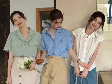 Kiểu áo trông thanh lịch hơn áo phông, thoải mái hơn sơ mi giúp chị em trông thon gầy mà ai cũng nên có trong hè này