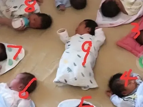 3 cô con gái sinh 3 cùng lúc, bà ngoại một mình chăm 9 cháu sơ sinh, ai nhìn cũng choáng