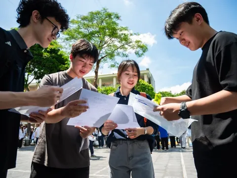 Thí sinh gọi tên đề tài tuổi trẻ, đất nước trước giờ thi Ngữ văn