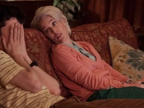 Xem phim Sex Education phát hiện bí mật động trời của mẹ giấu kín