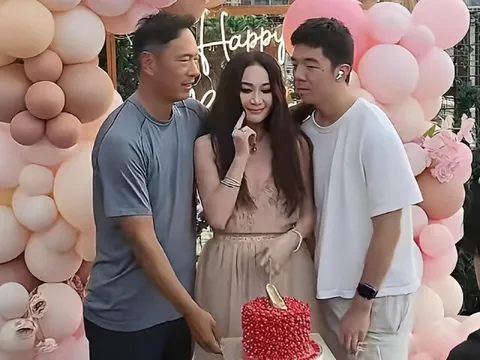 Chồng Ôn Bích Hà gây chú ý khi ngăn cản con trai nuôi hôn mẹ