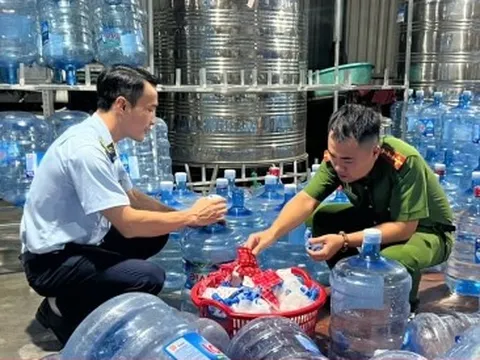 Bơm nước máy vào bình 'phù phép' thành nước Lavie giả bán khắp Hà Nội