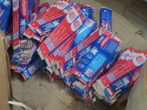 Đột kích một nhà máy, công an triệt phá đường dây sản xuất kem đánh răng Colgate giả quy mô lớn, tịch thu loạt máy móc và hóa chất kém chất lượng