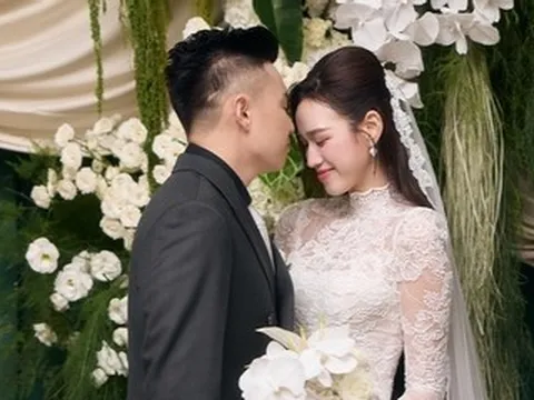 Doanh nhân Nguyễn Viết Vương hôn hoa hậu Đỗ Thị Hà trong lễ đón dâu sáng 22/10