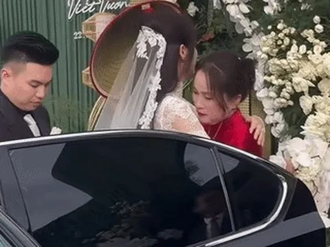 Mẹ hoa hậu Đỗ Thị Hà bịn rịn tiễn con gái về nhà chồng ở Quảng Trị
