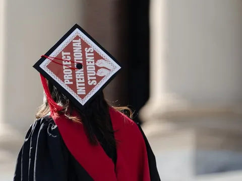 Cảnh trái ngược ở Đại học Harvard