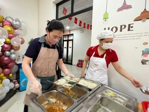 Thực phẩm bốc mùi vào trường học: Ai chịu trách nhiệm?