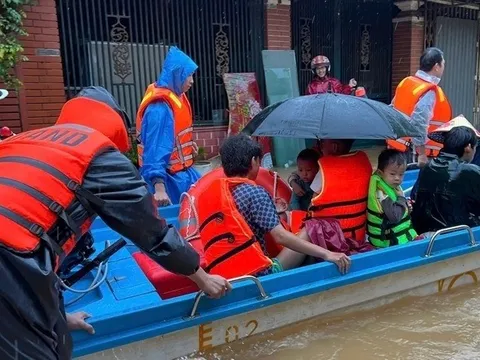Mưa lũ kỷ lục, học sinh Huế, Đà Nẵng tiếp tục nghỉ học