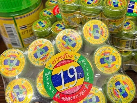 Người tiêu dùng Việt sốc khi biết tin dầu hít mũi "quốc dân" của Thái Lan bị nhiễm khuẩn