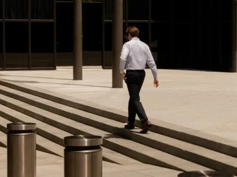 1 tuần, 2 tập đoàn tuyên bố sa thải 28.000 người: Giới nhân viên văn phòng Mỹ hoang mang, lặng người đọc email ‘hãy ở nhà hôm nay’ vào lúc 5h30 sáng