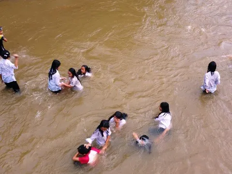 245 học sinh vùng biên ở Thanh Hóa tắm giặt giữa suối vì đứt nguồn nước sạch