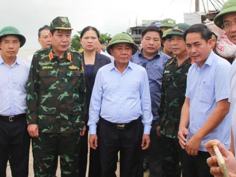 Thường trực Ban Bí thư Trần Cẩm Tú động viên nhân dân vùng lũ Đà Nẵng