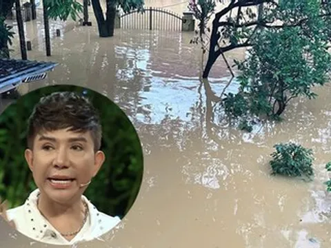 Mưa một ngày ở Huế cao kỷ lục, ca sĩ Long Nhật ôm cha co ro trong bóng tối