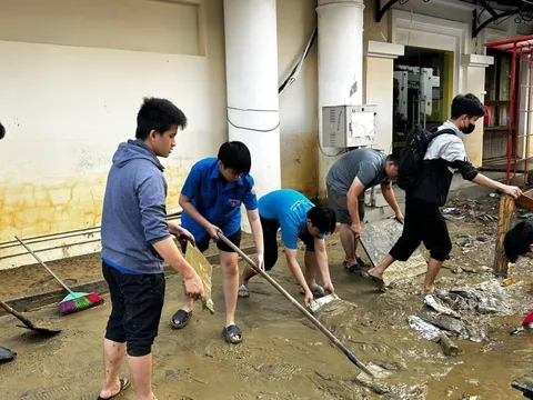 Những ngôi trường đóng dày bùn đất sau lũ tại Huế, Đà Nẵng