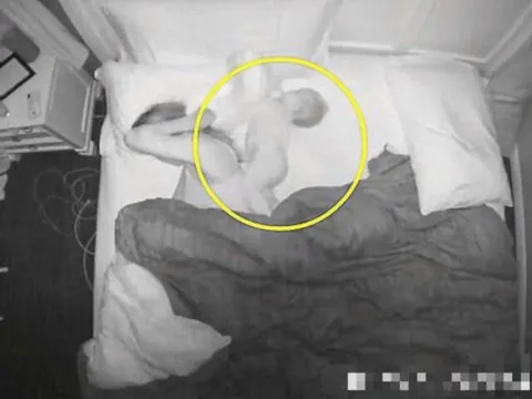 Camera ghi cảnh giữa đêm người mẹ đang ngủ, 2 con nhỏ lần lượt có những hành động ai xem cũng thấy thương