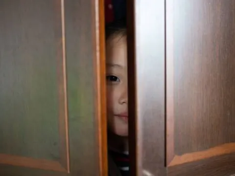 Suốt 1 tuần cứ đến giờ cơm tối là con gái nấp trong tủ, đoạn tin nhắn tiết lộ sự thật khiến bố mẹ hối hận