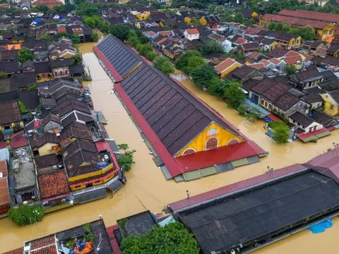 Trường đại học hỗ trợ tiền mặt cho sinh viên vùng lũ ở Huế, Đà Nẵng
