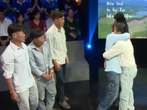 Phút đoàn tụ đẫm nước mắt của người anh bỏ rơi em trai tại bệnh viện