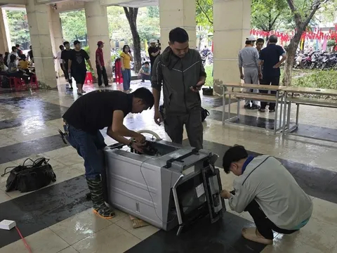 Thầy trò ở Huế hợp lực sửa cả nghìn xe máy, đồ điện ngập trong nước lũ