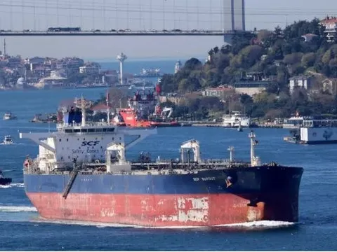 Trước thời hạn trừng phạt của Mỹ, một quốc gia vẫn ùn ùn nhập khẩu dầu Nga