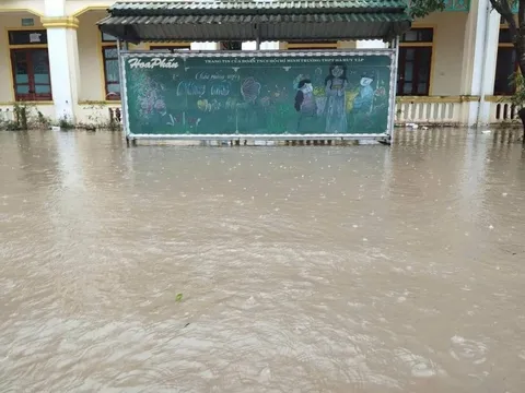 Hơn 18.000 học sinh Hà Tĩnh chưa thể đến trường do mưa lũ