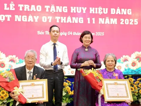 Trao Huy hiệu Đảng tại phường Bến Thành (TP HCM): Vinh dự và động lực tiếp bước