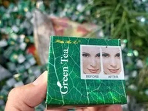 Loại mỹ phẩm dưỡng trắng da bị vứt đầy lề đường ở TPHCM