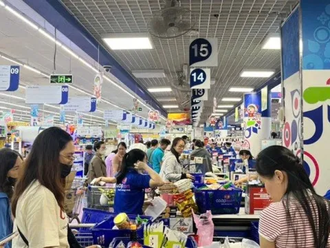 Người dân Quy Nhơn đổ xô mua thực phẩm dự trữ trước bão số 13