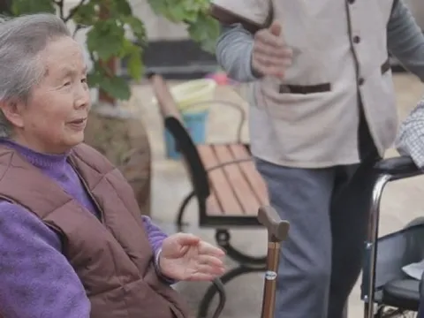 Nghe lén cuộc điện thoại của mẹ, tôi quyết định gửi bà vào viện dưỡng lão: Đó là lựa chọn đúng nhất đời tôi