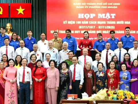 TP HCM: Trao Huy hiệu Đảng tại phường Phú Nhuận