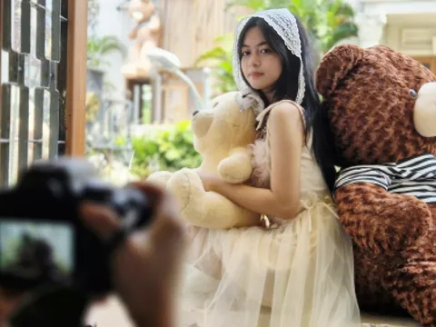 Quán cà phê TP.HCM chi gần nửa tỷ đồng treo 700 gấu bông kín tiệm