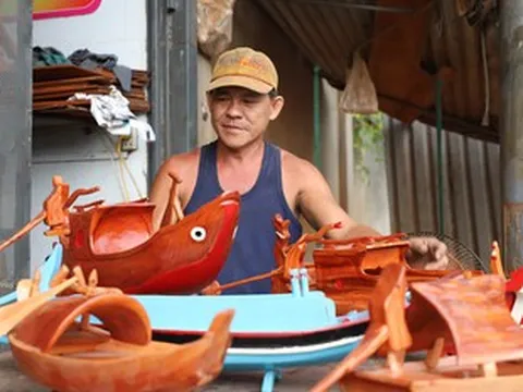 Người đàn ông làm ghe, xuồng tí hon suốt 10 năm bên lề đường, kể chuyện xúc động