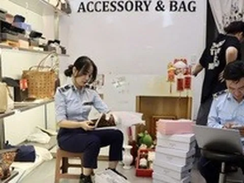 Đà Nẵng: Hàng hiệu siêu rẻ không rõ nguồn gốc được bày bán công khai tại các tuyến phố du lịch