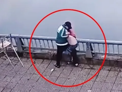 Xót xa xem video học sinh vây đánh, ném bạn xuống ao