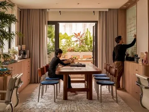 Vợ chồng TPHCM chi 5 tỷ biến nhà cũ trong hẻm thành tổ ấm xanh mát, hiện đại