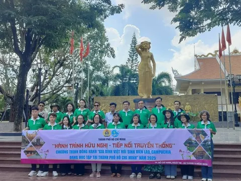 Sinh viên Lào, Campuchia cùng gia đình Việt dâng hương tưởng niệm các Anh hùng liệt sĩ