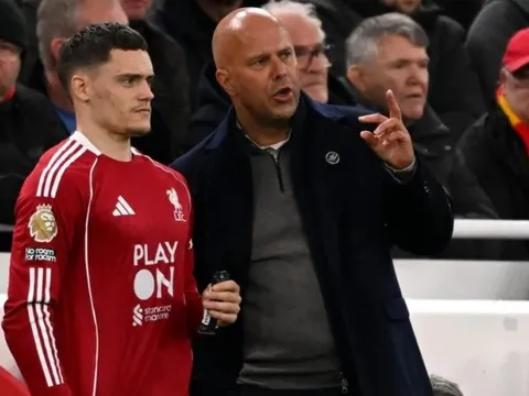 HLV Slot bác bỏ tuyên bố của Arsene Wenger về Liverpool